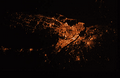 nyc_night_sts59.gif: New-York vue depuis la navette spatiale (STS 59) en mars 1990. Le Nord est &agrave; gauche, l\'Est en haut. On distingue clairement Manhattan et Central Park (sombre, absence de lumi&egrave;res !) - NASA